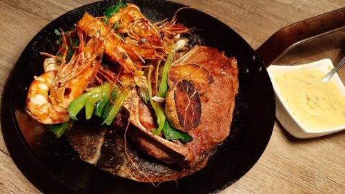 T-Bone steak Iers rundvlees met gamba's