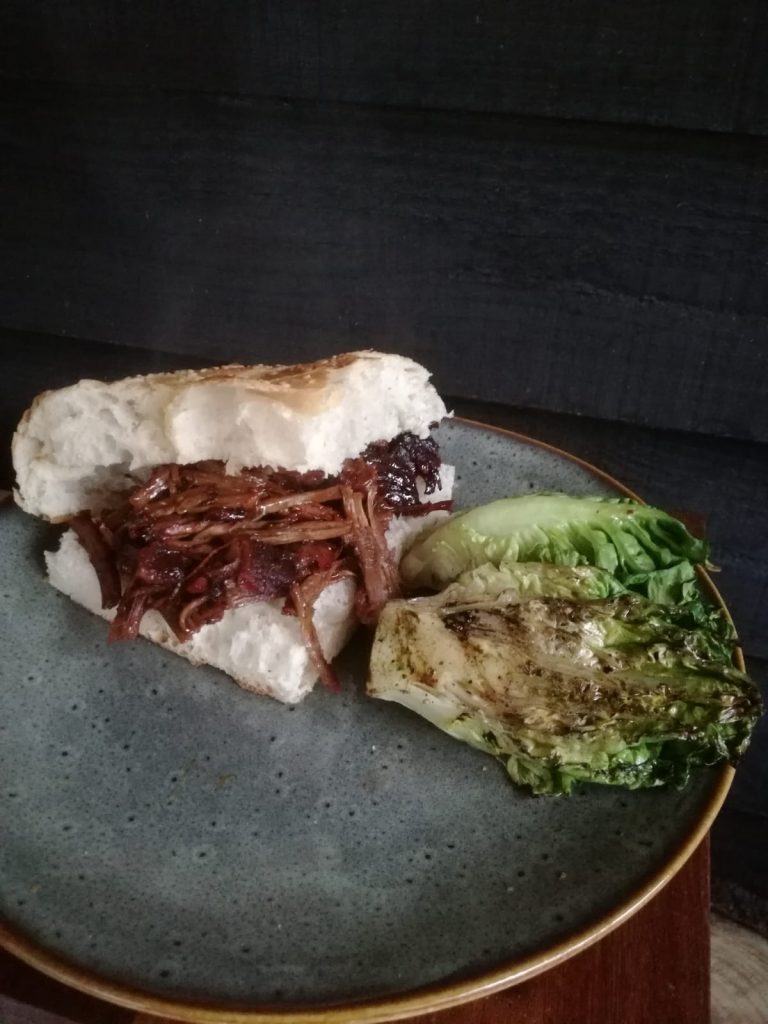 Pulled Beef broodje van Iers stortrib