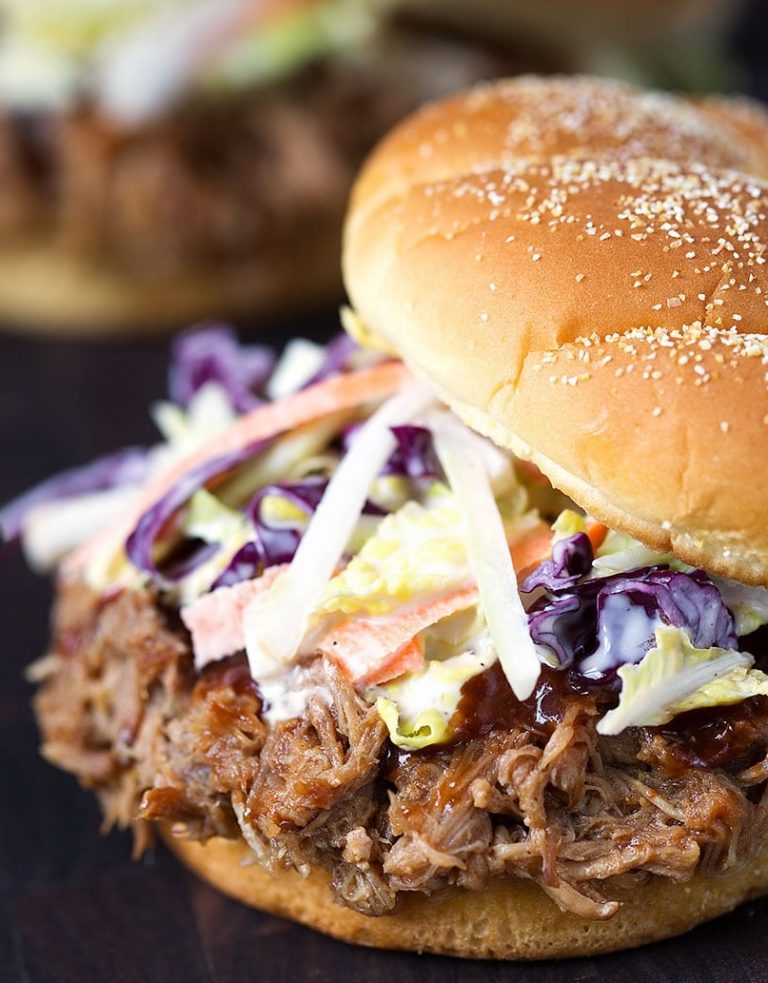 Lees meer over het artikel Ovengerecht: broodje pulled pork met coleslaw